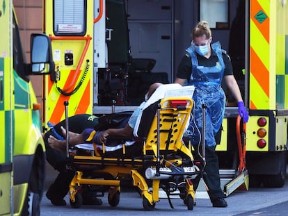 Una ambulancia traslada a un paciente al hospital en Londres.