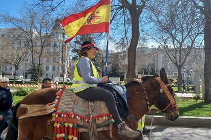 Una agricultora en su montura participa en una manifestación de agricultores este miércoles, en Madrid