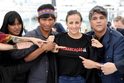 De izquierda a derecha: Kraho, Ihjac Kraho, la directora Renee Nader Messora y el productor Ricardo Alves Jr, atienden a los medios durante el photocall del film 'Chuva e cantoria na aldeia dos mortos', el 16 de mayo de 2018.