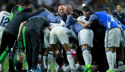 Zidane conversa com seus jogadores antes da prorrogação contra o Bayern.