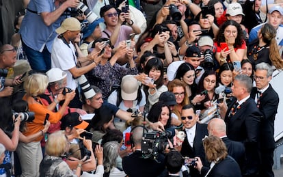 La reciente edición 76º del festival de Cannes, celebrada el pasado mes de mayo, ha significado para el actor estadounidense un gran momento: su regreso a la gran pantalla y a las alfombras rojas después de la amarga pelea judicial con su exmujer. Su nueva película, 'Jeanne du Barry', fue la elegida para abrir el concurso. Totalmente irreconocible debajo de una peluca blanca y elaborados trajes de época, en ella Depp da vida al rey Luis XV. En el papel, solo habla francés. La trama sigue la historia personal de Jeanne du Barry, protagonizada por Maïwenn (quien también es la directora del filme), una mujer de origen humilde, quien llega a ser la cortesana favorita del rey. Fue recibido con aplausos, vítores y una nube de fotógrafos, pero también por las críticas a un festival que decidió dar el protagonismo a un hombre acusado de abusos. 