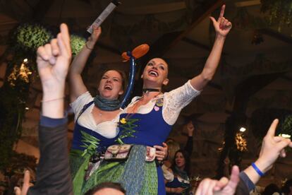Dos camareras cantan durante la clausura de la 184 edición del Oktoberfest celebrado en Múnich