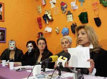 Representantes del colectivo Hetaira, ayer en Madrid. Primera a la derecha, Carolina Hernández; en el centro, Margarita Carreras, ambas prostitutas.