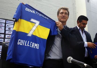 El nuevo entrenador de Boca Juniors, Guillermo Barros Schelotto, este miércoles junto al presidente del club, Daniel Angelici.