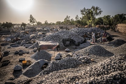 Los recursos de la mina Pissy son escasos. La mayor afluencia de desplazados internos está provocando competencia entre quienes trabajan en la excavación. Al menos 500 desplazados comenzaron a trabajar en la mina el año pasado.