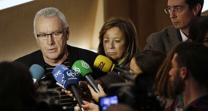 El coordinador general de IU, Cayo Lara, junto a la líder de EU, Marga Sanz.