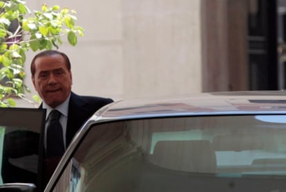 El primer ministro italiano, Silvio Berlusconi, abandona su residencia del palacio Grazioli para entrevistarse con su responsable de Economía, Giulio Tremonti.