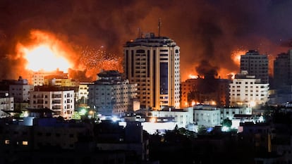 Llamas y humo durante los ataques israelíes en Gaza, este lunes.