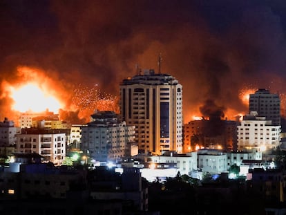 Llamas y humo durante los ataques israelíes en Gaza, este lunes.