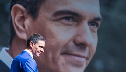 El presidente del Gobierno y secretario general del PSOE, Pedro Sánchez, en la presentación en diciembre de 2023 de su libro 'Tierra firme'.