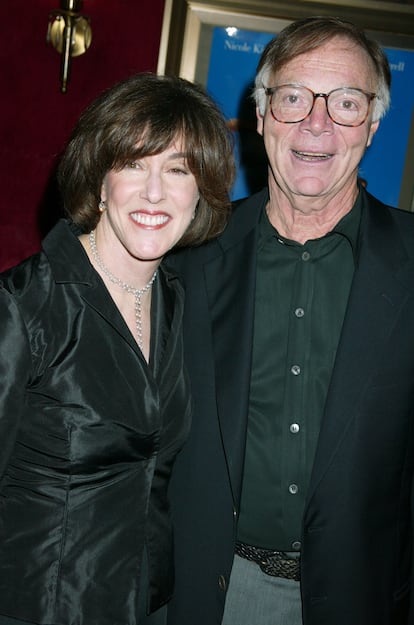 Nora Ephron y su segundo marido Nicolas Pileggi durante el estreno de 'Embrujada' en Nueva York en 2005.