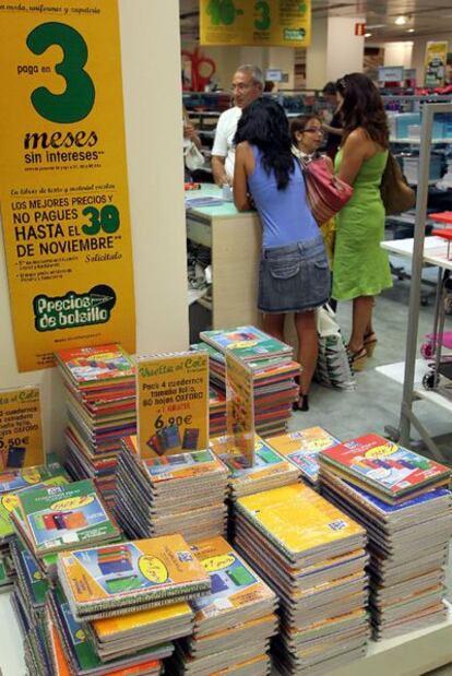 Clientes en un centro comercial de Málaga en el que ya ha empezado la campaña de vuelta al colegio.