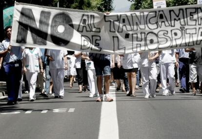 Trabajadores del Hospital Dos de Maig de Barcelona, en su protesta de hoy contra el cierre del centro.