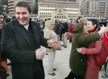 Los dirigentes de Batasuna Arnaldo Otegi y Jone Goirizelaia, en la manifestación de Milakabilaka.