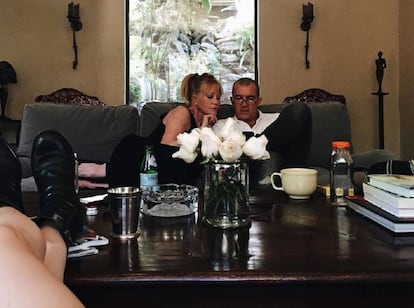 Melanie Griffith y Antonio Banderas, en la imagen publicada por su hija en Instagram.