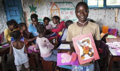 Daniel y otros alumnos en un aula del primer centro de Khanimambo en Mozambique.