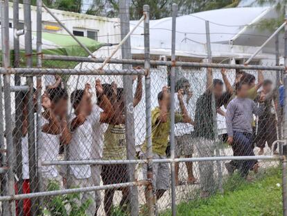 Migrantes en el centro de detenci&oacute;n de Australia en Manus en 2014. 