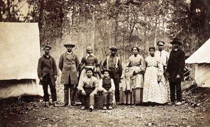 Grupo de esclavos liberados que trabajaron como jornaleros y sirvientes durante la Guerra Civil Estadounidense, en 1862.