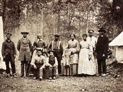 Grupo de esclavos liberados que trabajaron como jornaleros y sirvientes durante la Guerra Civil Estadounidense, en 1862.