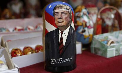 Una matryoshka de madera con la cara de Donald Trump en una tienda de Kiev.