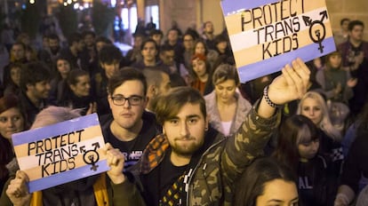 El Moviment LGTB valenciano convoc&oacute; una concentraci&oacute;n contra el autob&uacute;s de Hazte O&iacute;r. 