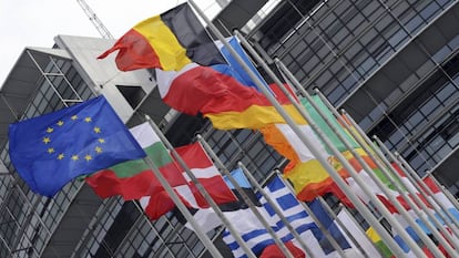 Banderas de países miembros de la UE frente al Parlamento Europeo en Estrasburgo.