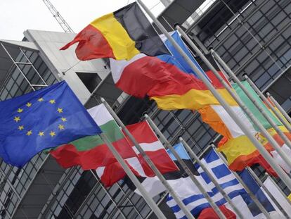 Banderas de países miembros de la UE frente al Parlamento Europeo en Estrasburgo. 