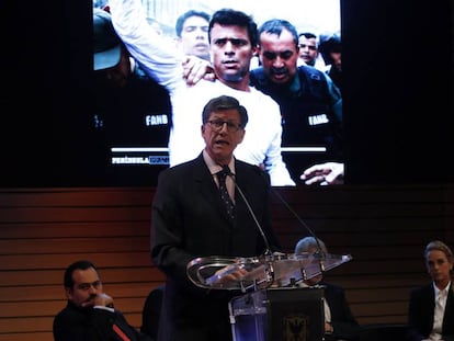 El director para las Américas de la ONG HRW, José Miguel Vivanco, en la presentación en Bogotá del libro 'Preso pero libre', del líder opositor venezolano Leopoldo López.