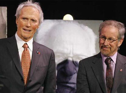 Los directores Clint Eastwood y Steven Spielberg en un momento de la gala, después de que Eastwood recogiera el premio a la mejor película de 2006 por <i>Cartas desde Iwo Jima</i>, cinta que narra la visión japonesa de la batalla de Iwo Jima y que complementa el punto de vista americano de <i>Banderas de nuestros padres</i>, también de Eastwood.