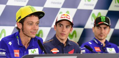 Valentino Rossi (i), Marc Marquez (c) y Jorge Lorenzo en la rueda de prensa previa al GP de Aragón.