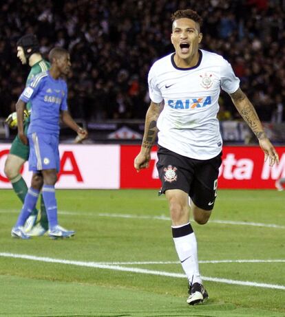 Paolo Guerrero celebra su gol, el de la victoria para su equipo.