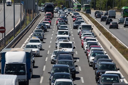 Atasco para salir de Madrid por la A2.