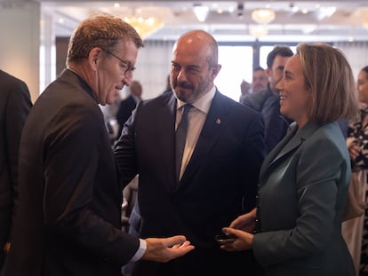 El presidente del PP, Alberto Núñez Feijóo; el presidente del Senado, Pedro Rollán y la secretaria general del PP, Cuca Gamarra, este lunes en un desayuno informativo en Madrid.