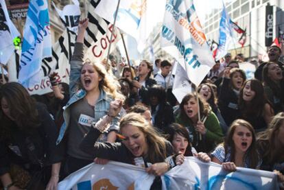 Estudiantes franceses se manifiestan en París contra el proyecto de reforma de las pensiones.