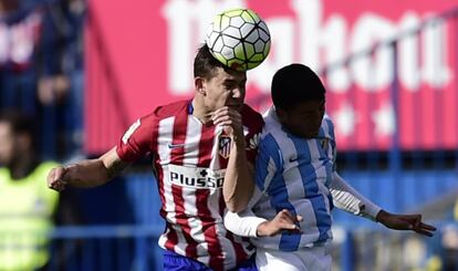 Lucas despeja la pelota de cabeza.