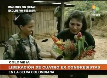 Imagen de televisión en la que una guerrillera (izquierda) se despide con flores de la rehén Gloria Polanco.