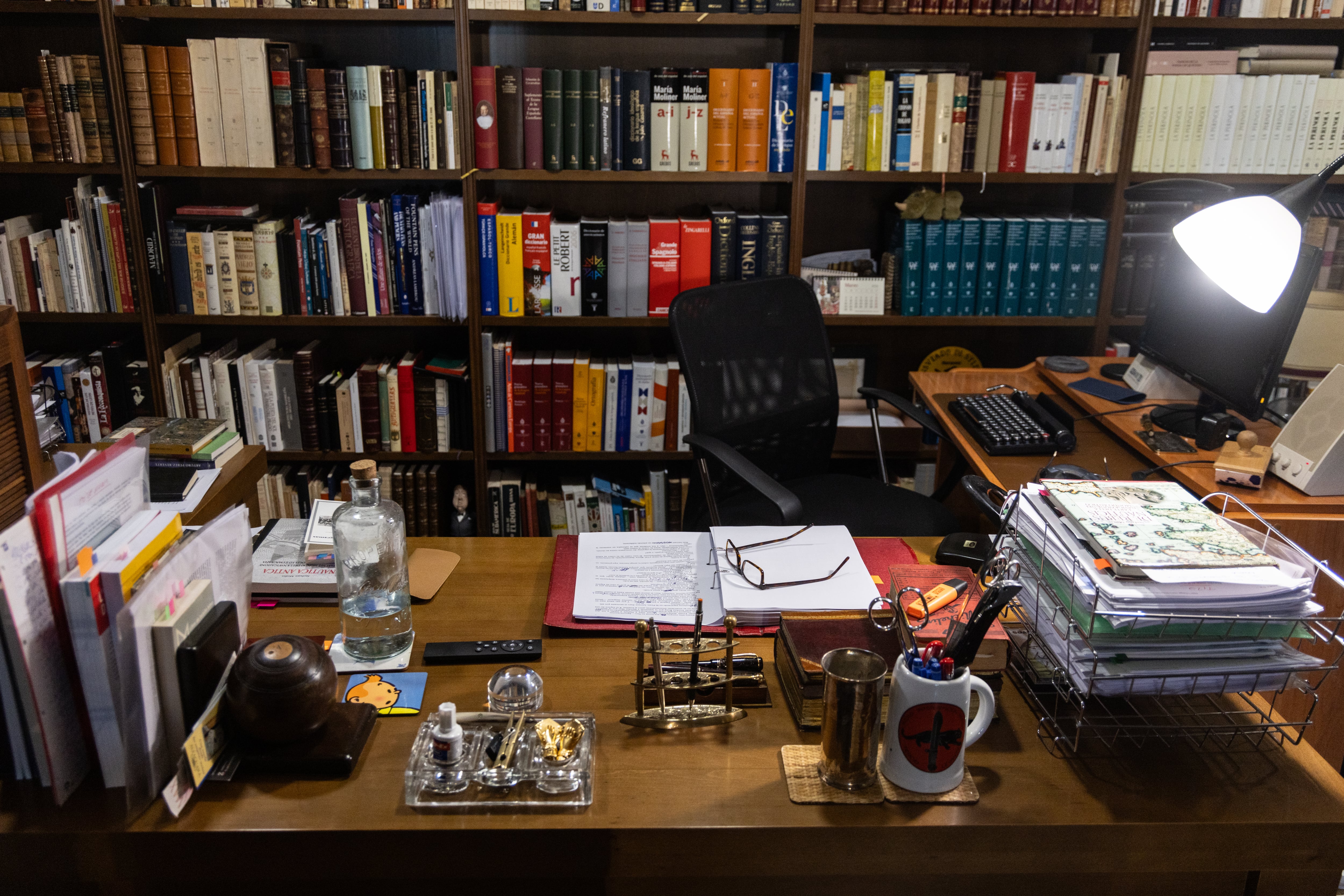 El despacho donde Pérez-Reverte trabaja a diario. Sobre la mesa, en el centro, copia de su próxima novela con anotaciones.