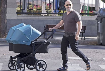 El actor Javier C&aacute;mara con sus mellizos por Madrid.