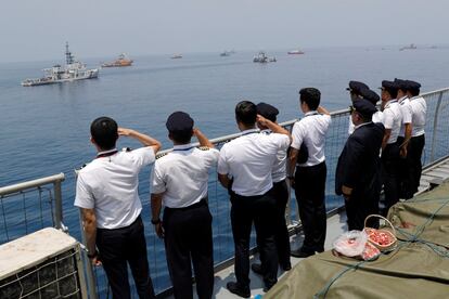 Compañeros de tripulación saludan desde el barco KRI Banjarmasin en el lugar del accidente, el 6 de noviembre de 2018.