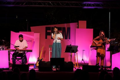 La poeta Elvira Sastre, durante su recital en el Festival de Literatura Expandida de Magaluf, el jueves por la noche, en una imagen cedida por la organización.