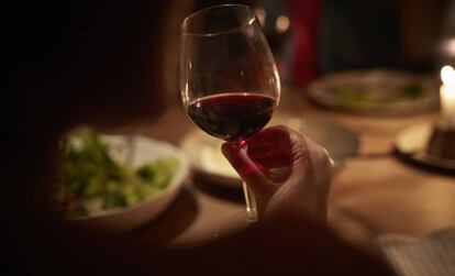 Una imagen de una mujer tomando una copa de vino. 