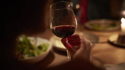 Una imagen de una mujer tomando una copa de vino. 