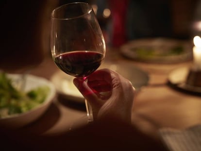 Una imagen de una mujer tomando una copa de vino. 