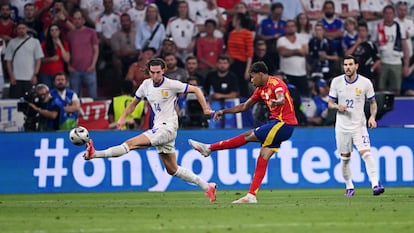 Lamine Yamal anota frente a Francia en las semifinales de la Eurocopa.