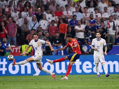 Lamine Yamal anota frente a Francia en las semifinales de la Eurocopa.