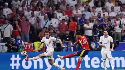 Lamine Yamal anota frente a Francia en la Eurocopa.