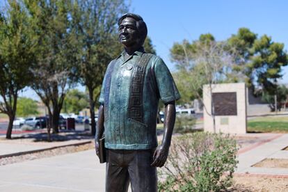 Estatua de César Chávez en el Parque Chávez, en Phoenix, Arizona, el 18 de marzo.