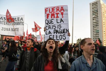 Un grupo de manifestantes protesta contra el FMI durante la huelga, en Buenos Aires (Argentina).