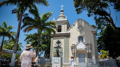 Dos mujeres toman fotografías a las afueras de una iglesia en Alagoas (Brasil), el pasado 23 de enero.
