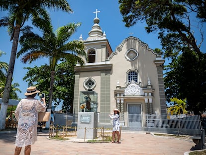 Dos mujeres toman fotografías a las afueras de una iglesia en Alagoas (Brasil), el pasado 23 de enero.